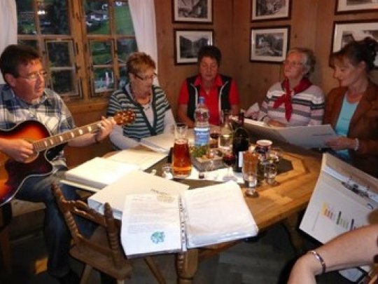 Gemeinsames Singen im Tourismusmuseum