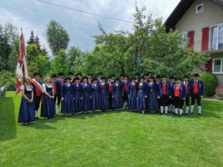 eine Gruppe von Menschen in Uniform